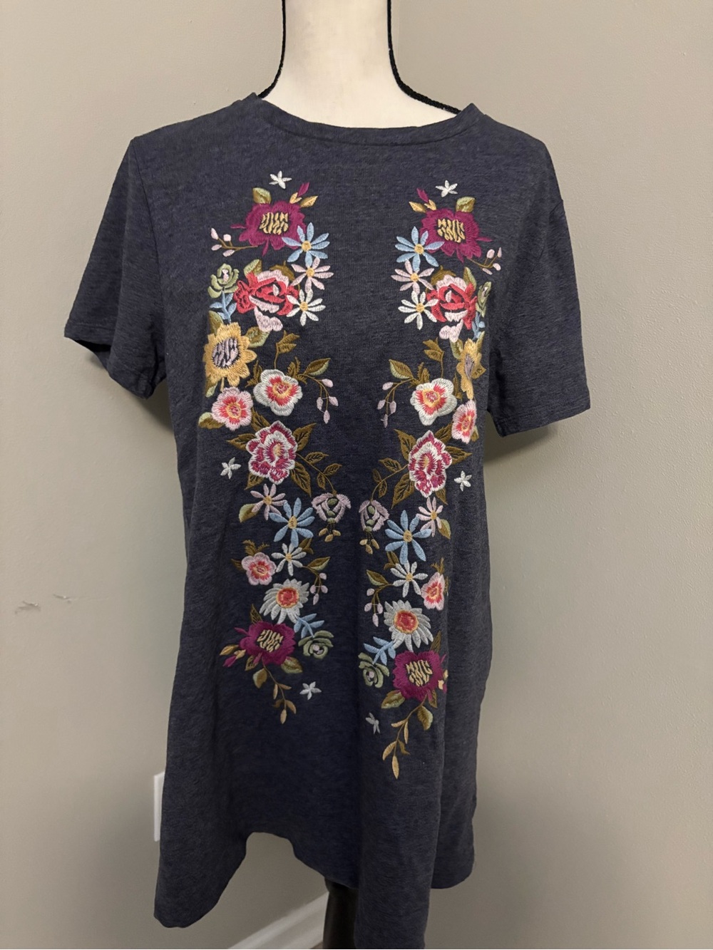 UMGEE⭐️Embroidered Flower Top-Size XL